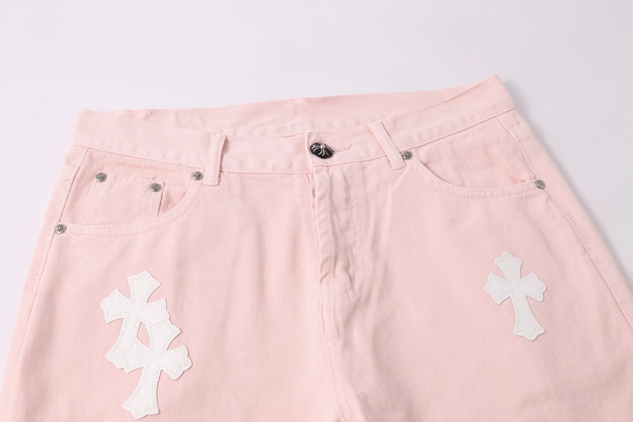 P280 style number: H883 Chrome hearts CH co-branded Drak Miami light pink jeans exude uninhibited personality and unique charm. Every wear and tear is carefully designed to present a unique artistic feel. Made of imported denim fabric, which has undergone heavy industrial washing and destruction treatment, the trousers show a super cool effect on the upper body, allowing you to dominate the fashion stage.  This is more than just a pair of jeans, it is an expression of attitude. With its unique design concept and ultimate pursuit of details, Croxin breaks traditional boundaries and defines the jeans trend in the new era. The trousers are made of double-layer woven fabric with customized hardware. Italian-made special cowhide is printed and cut. Custom-made sheepskin three-layer thick-line leather. The whole body is spliced ​​in heavy water washing. Craftsmen hand-splash ink. You can see the details. Three-dimensional cutting version. Loose and comfortable, not flattering. Makes taller and slimmer. Factory Seiko. Original quality control. Same style for men and women. Can be matched with couples. Versatile recommendation. Must-have jeans for all seasons. Color: light pink. Size: 28-30-32-34.